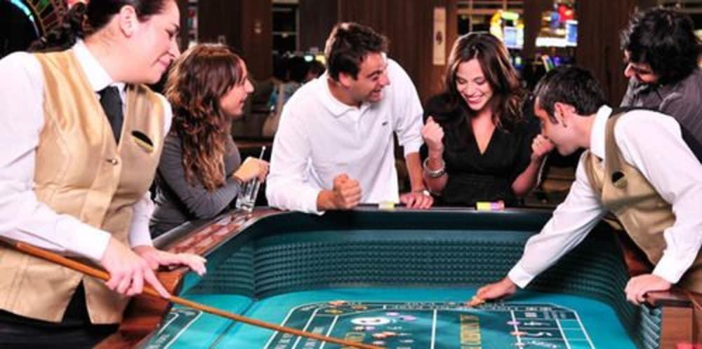 Hotel Dreams บัลดิเบีย ภายนอก รูปภาพ A game of Tejo being played
